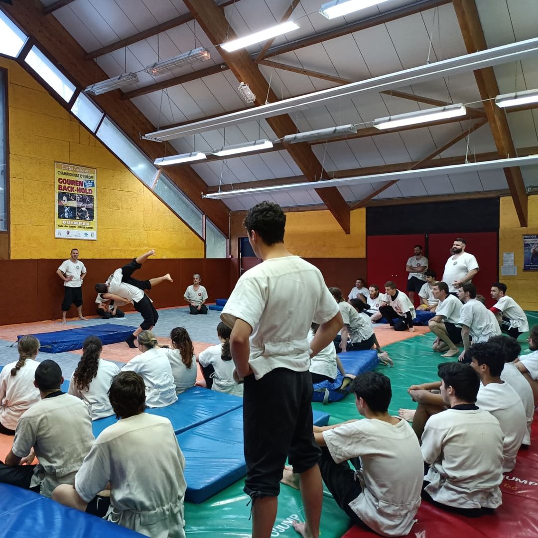 Entraînement technique à Berrien aujourdhui pour une 50aine de lutteurs motivés par les premières compétitions dhiver qui arrivent a grand pas et dans un contexte de sélection pour le championnat dEurope d